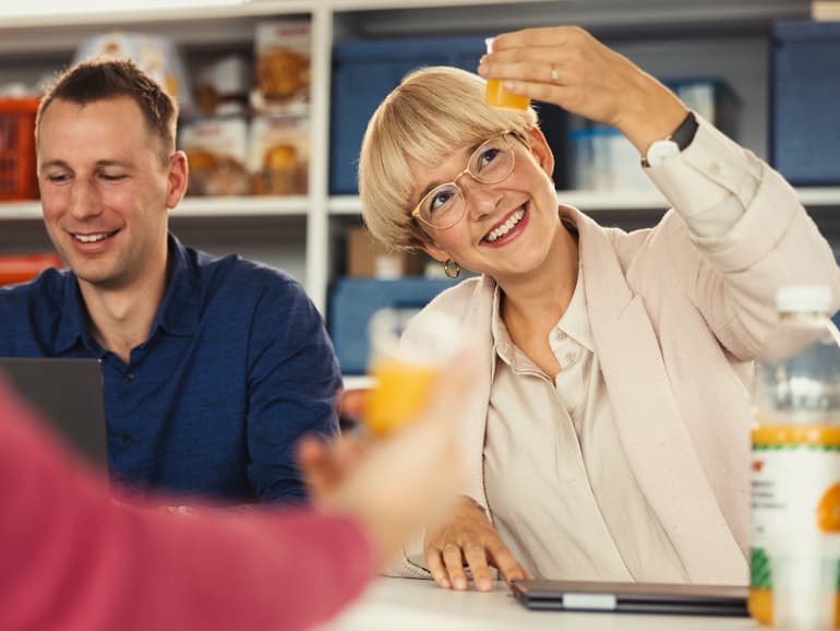 Drei Personen bei Degustation eines Fruchtsaftes