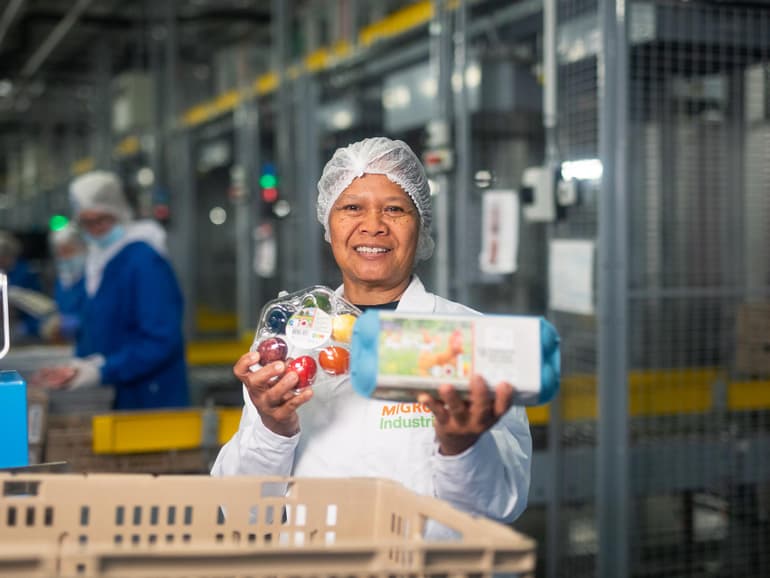 Mitarbeiterin mit Produkten in der Hand