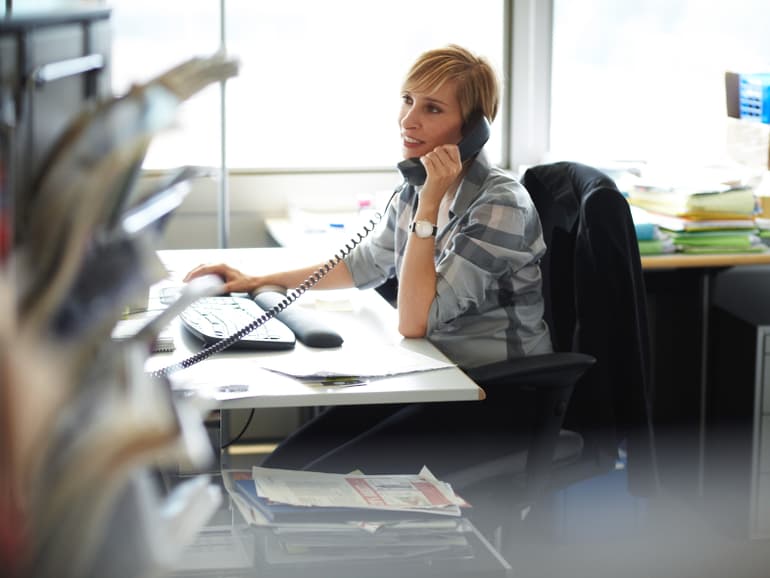 Frau am Telefon