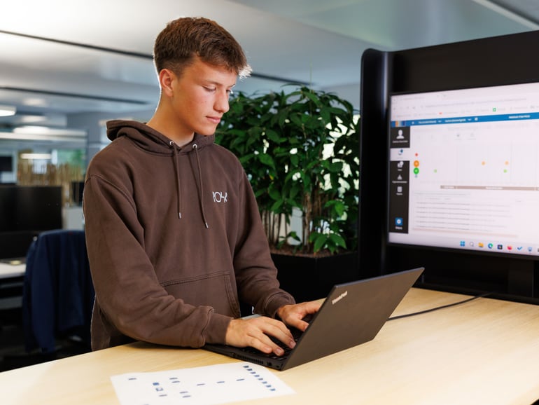 Mann arbeitet an Laptop