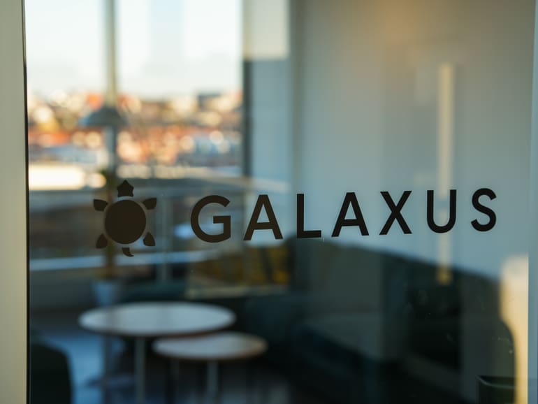 Galaxus Logo an Türscheibe in Büro