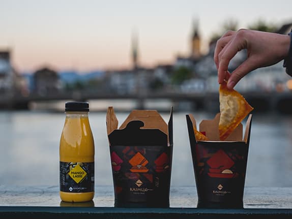 Kaimug Take Away Food auf einem Sims einer Brücke über der Aare