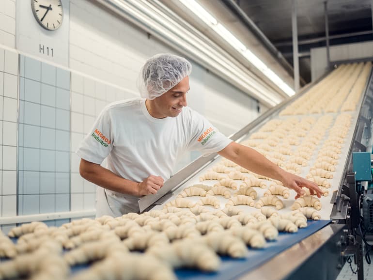 Mitarbeiter bei der Produktionsarbeit