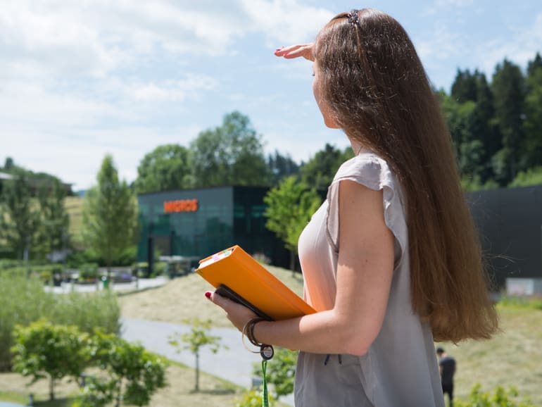 Ragazza guarda in lontananza