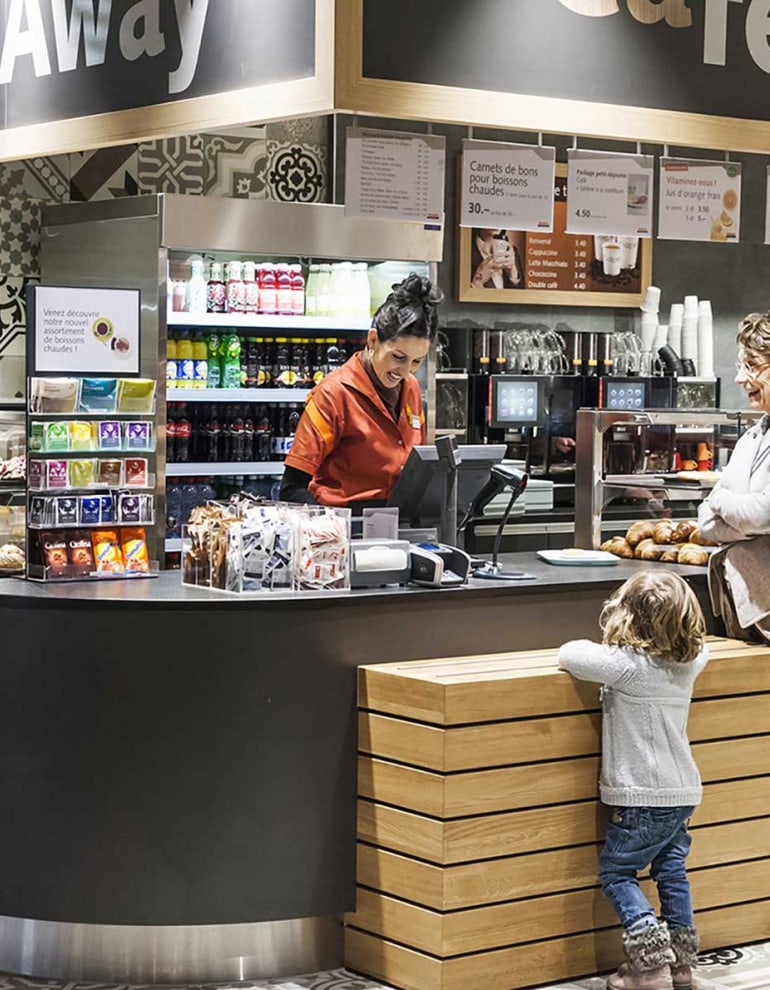 Cliente con bambino al banco del Migros degustibus