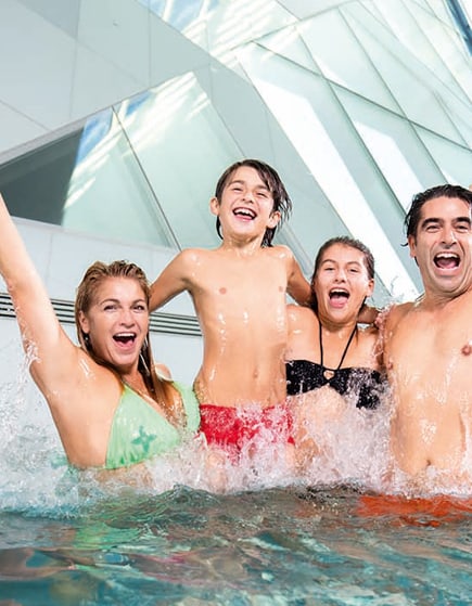 Familie im Bernaqua Erlebnisbad 