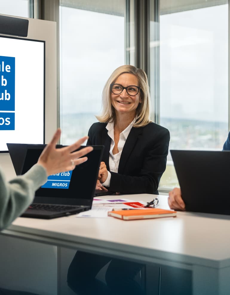 Drei Personen im Gespräch am Hochtisch