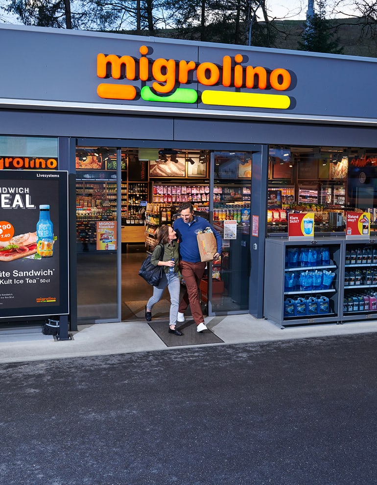Kunden vor dem Shop