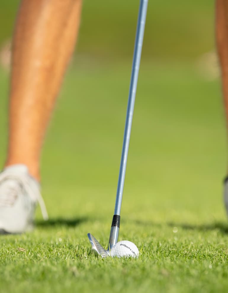 Golfer schlägt Ball aus Bunker