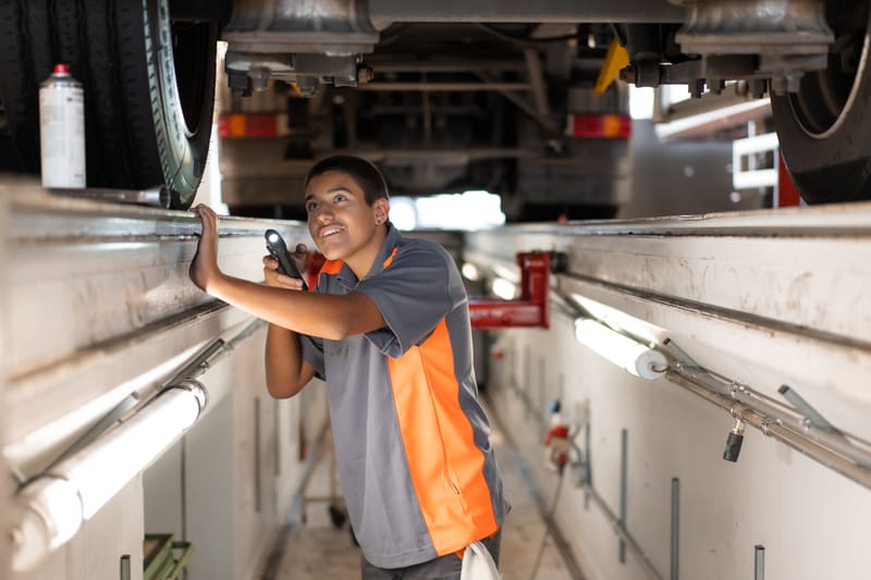 Mitarbeiter durchleuchtet Auto