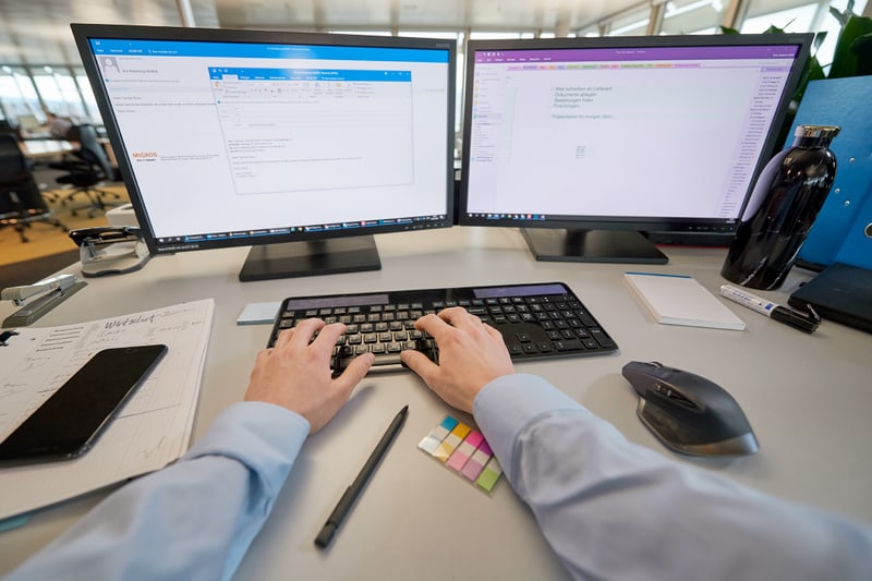 Hände tippen am Computer