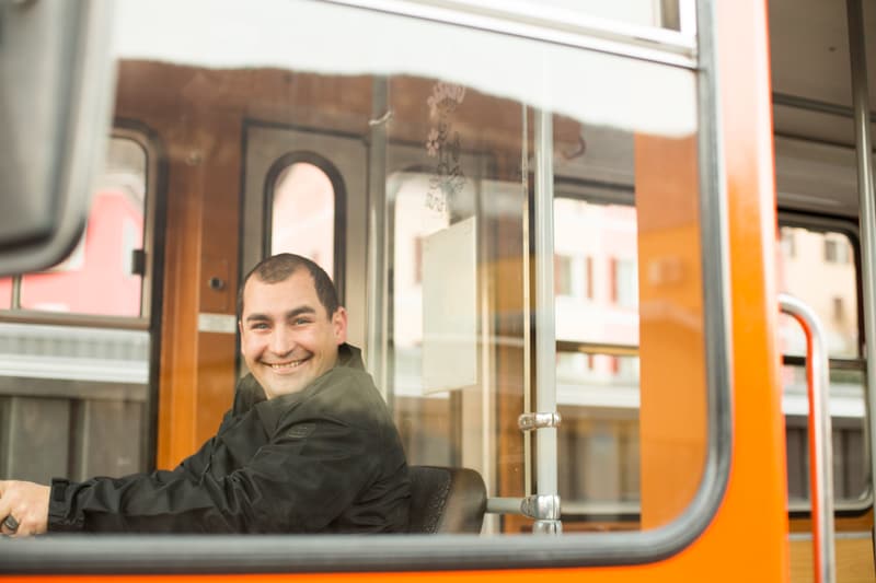 Conducente di treno dietro il finestrino