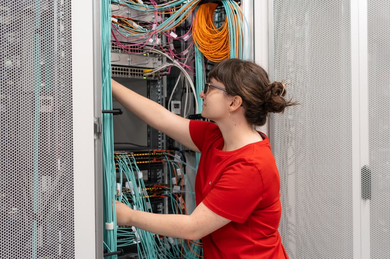 Junge Frau am Elektrokasten