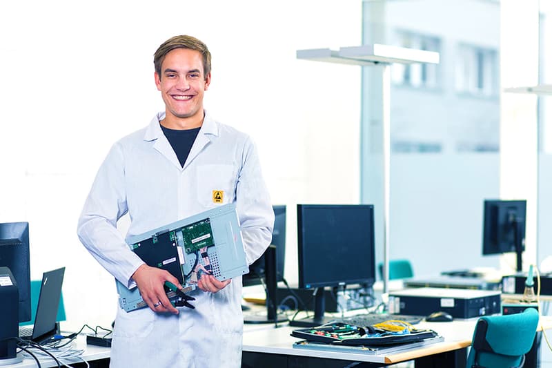 Un apprendista elettronico multimediale con un componente hardware per PC