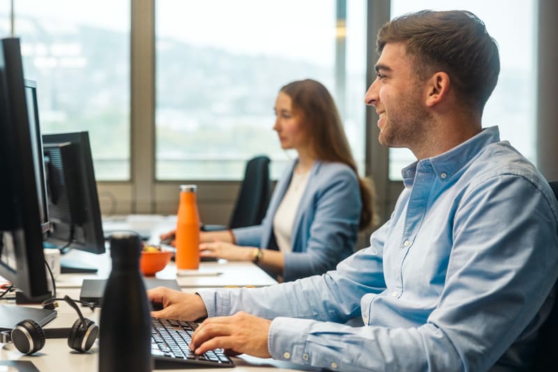 Mann am Arbeitsplatz