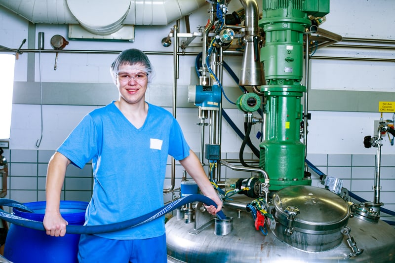 Un apprendista tecnologo di chimica e chimica farmaceutica tiene un tubo in una macchina