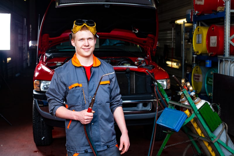 Apprendista meccanico di manutenzione per automobili AFC con saldatore 