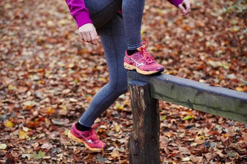 Sportliche Beine trainieren im Wald