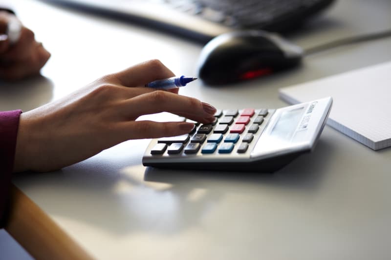 Finger tippen auf Taschenrechner