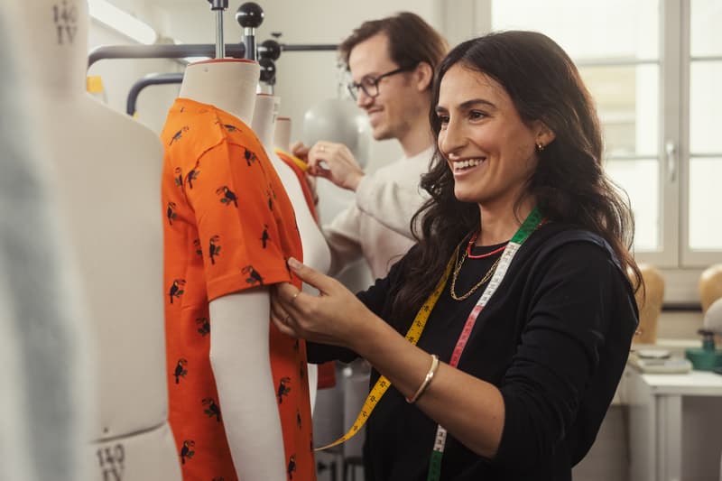 Zwei Personen beim Begutachten von T-Shirts