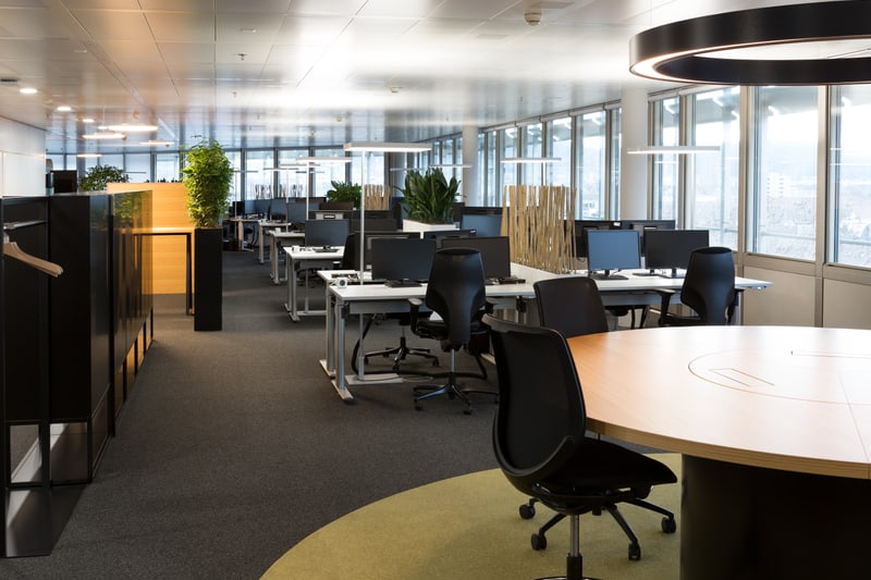 Tischanordnung in der neuen Arbeitswelt des MGB