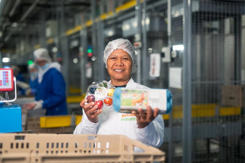 Mitarbeiterin mit Produkten in der Hand