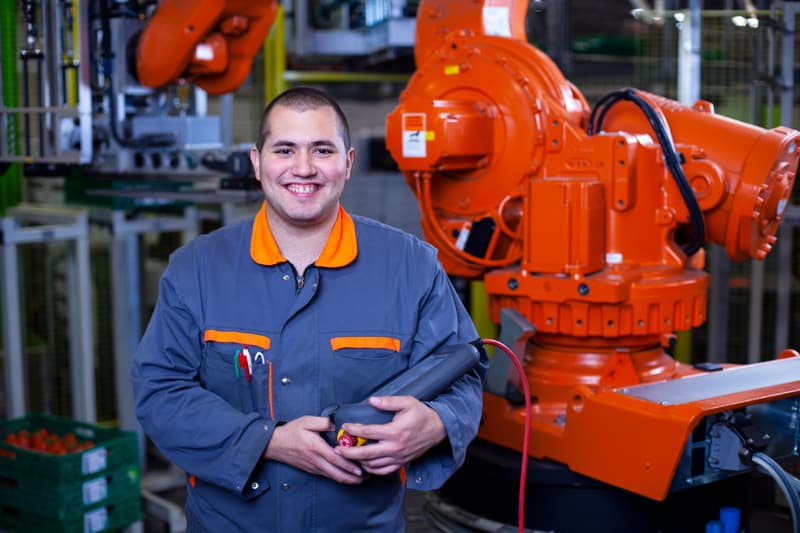 Un apprendista operatore di linee di produzione con un dispositivo di controllo della macchina