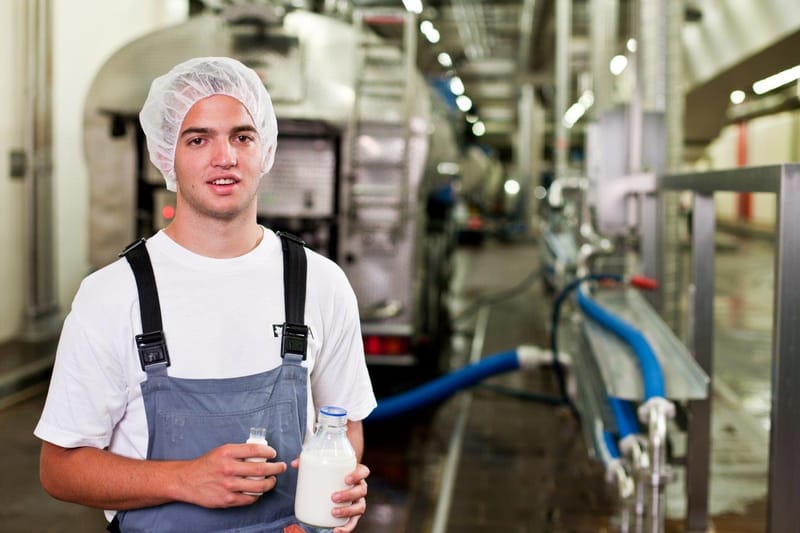 Apprendista con bottiglia di latte