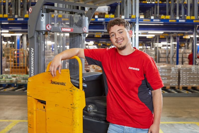 Lernender in der Logistik mit dem Stapler