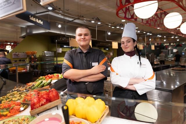Zwei Mitarbeiter in der Gastronomie