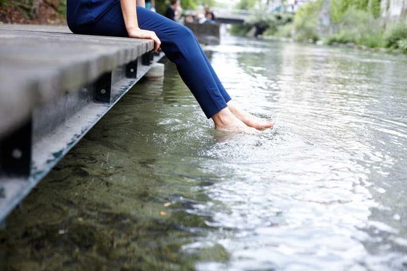 Füsse im Fluss
