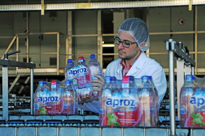 Collaboratore controlla le confezioni di bottiglie d’acqua