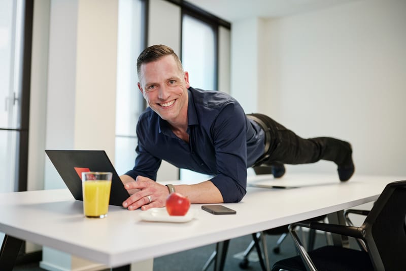 Mitarbeiter Plank auf dem Schreibtisch