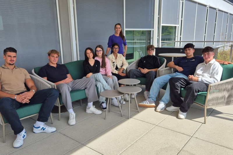 Lernende Gruppenfoto Migrol auf dem Sofa