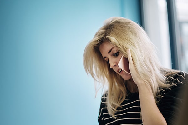 Ragazza bionda al cellulare