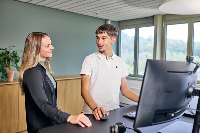 Zwei Personen besprechen etwas am Computer