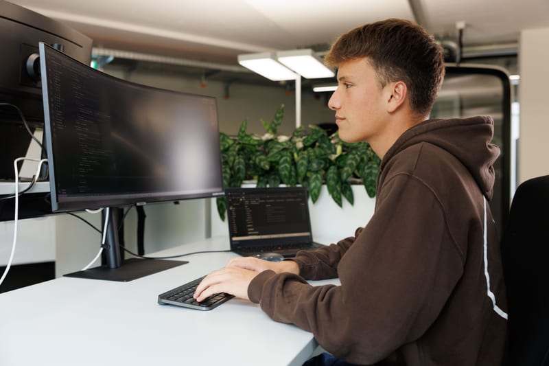 Mann arbeitet am Computer