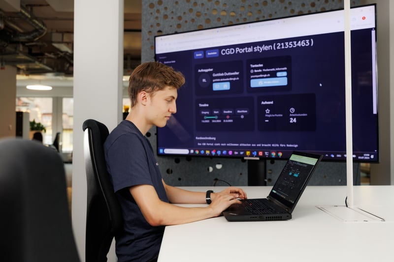 Mann arbeitet an Laptop
