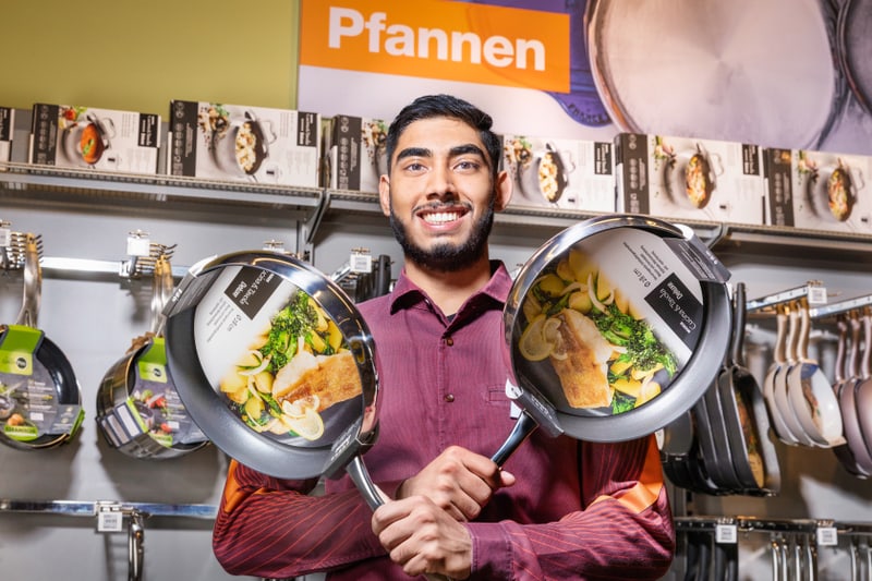 Lernender hält Pfannen