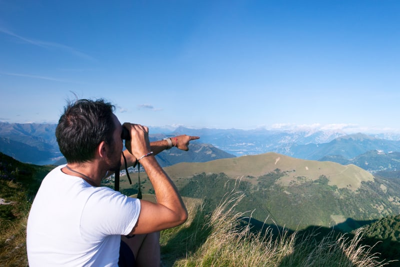 Uomo che guarda con il binocolo