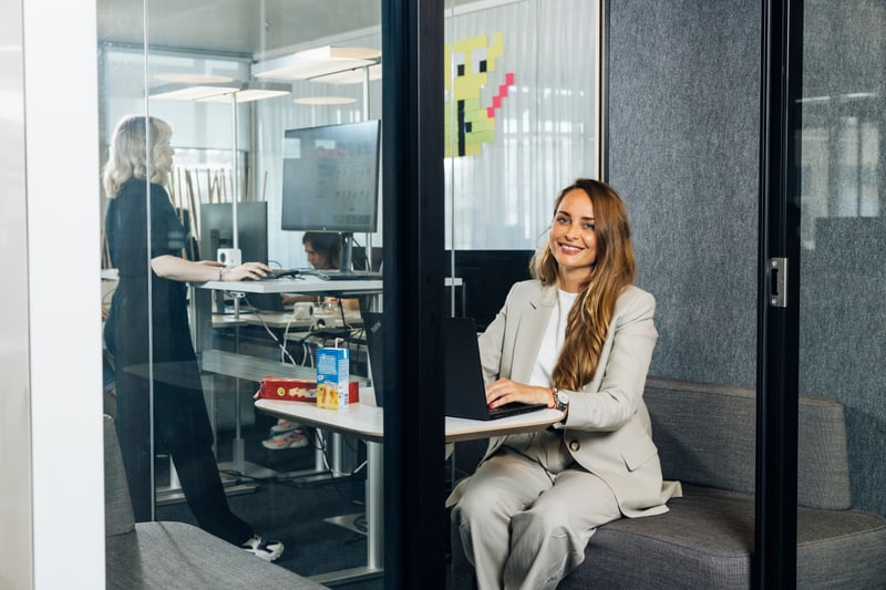 Frau bei der Arbeit Büro