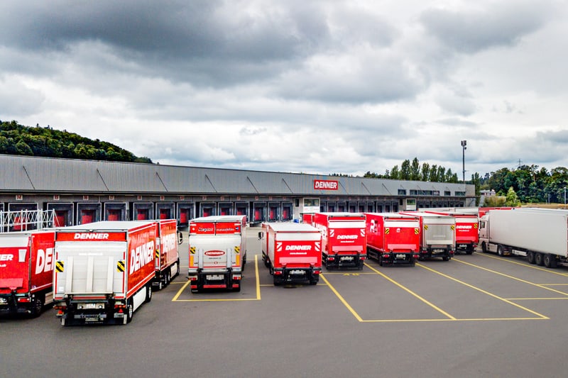 Lastwagen vor Verteilzentrale Denner