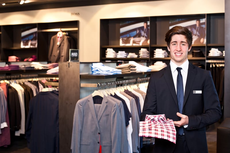 Un apprendista di Globus tiene una camicia
