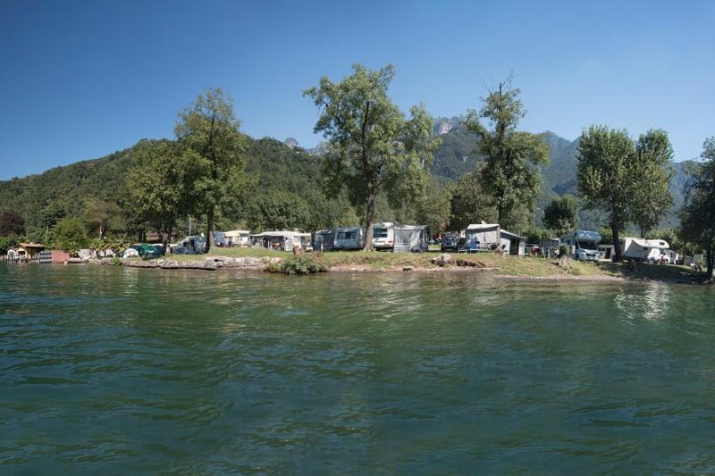 Campeggio sul lago