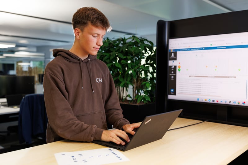 Mann arbeitet an Laptop