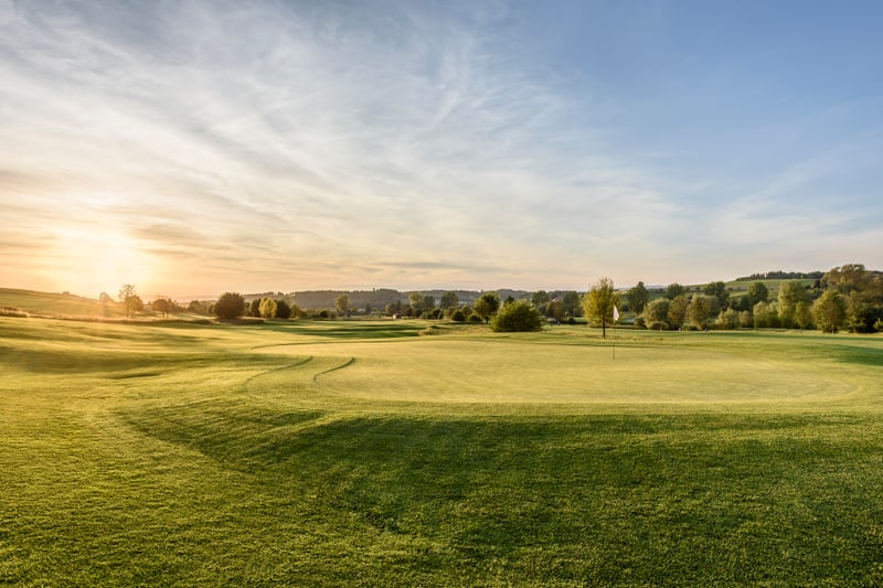 Stimmungsbild Golfpark mit einem Golf Wagen