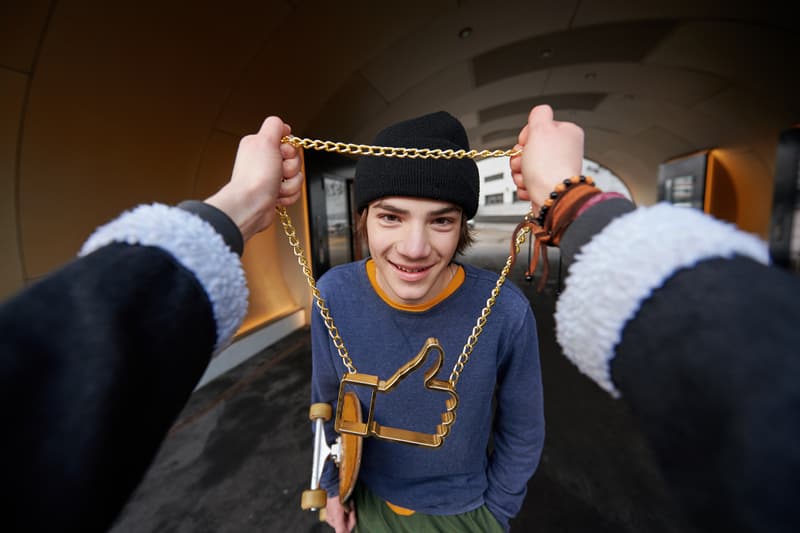 Ragazzo con skateboard e catena “mi piace”