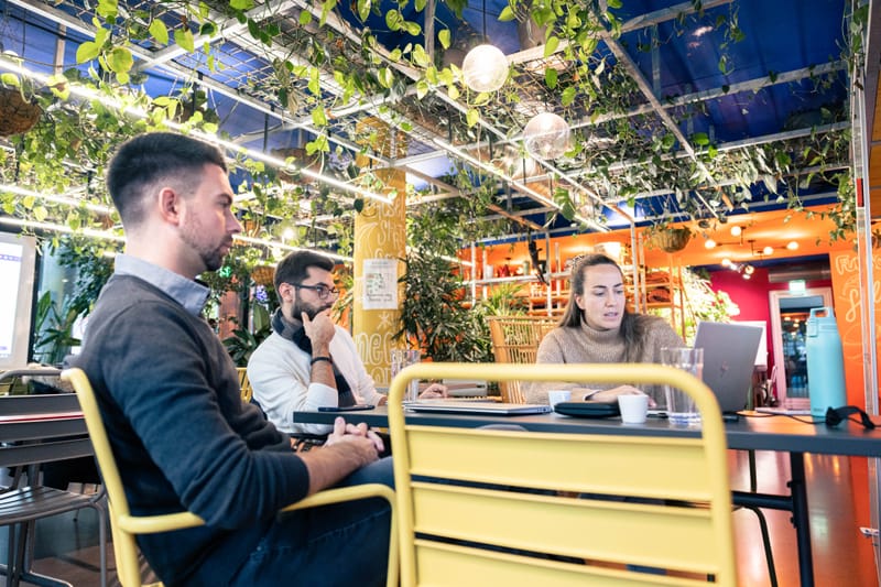 Personen am Tisch in der PAUSE