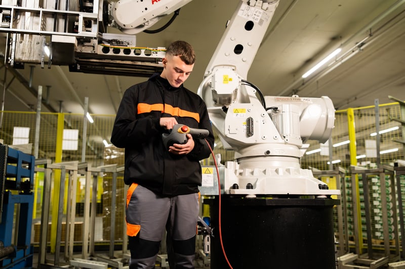 Mann steuert Maschine