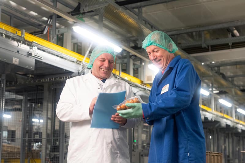 Mitarbeitende im Gespräch in der Produktion